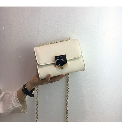 Μοντέρνα γυναικεία  τσάντα με μεγάλη μεταλλική λαβή σε τρία χρώματα