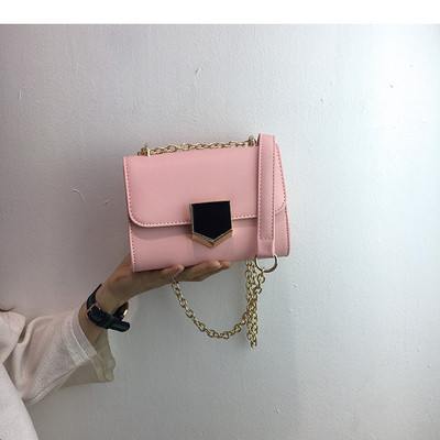 Μοντέρνα γυναικεία  τσάντα με μεγάλη μεταλλική λαβή σε τρία χρώματα