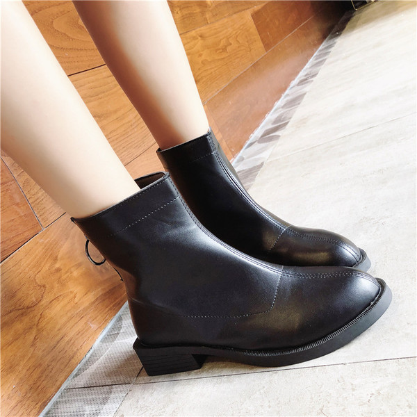 Καθημερινές γυναικείες δερμάτινες μπότες σε μαύρο χρώμα