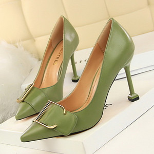 Κομψά γυναικεία παπούτσια με ψηλά τακούνια και μεταλλικό στοιχείο σε διάφορα χρώματα