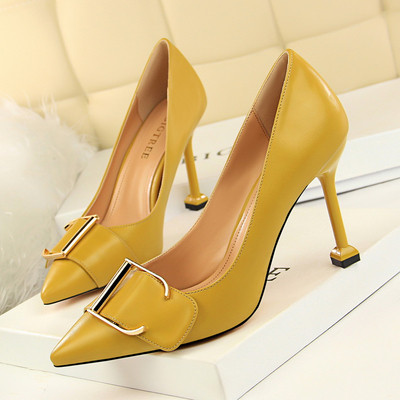 Κομψά γυναικεία παπούτσια με ψηλά τακούνια και μεταλλικό στοιχείο σε διάφορα χρώματα