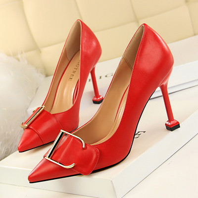 Κομψά γυναικεία παπούτσια με ψηλά τακούνια και μεταλλικό στοιχείο σε διάφορα χρώματα