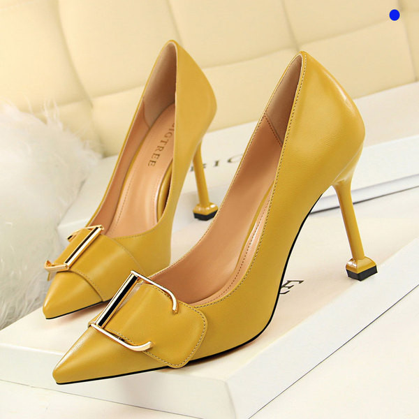 Κομψά γυναικεία παπούτσια με ψηλά τακούνια και μεταλλικό στοιχείο σε διάφορα χρώματα