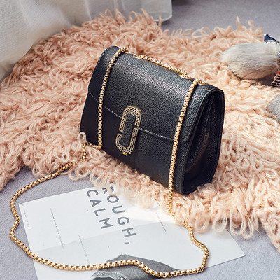 Γυναικεία τσάντα σε δύο χρώματα με μεγάλη μεταλλική λαβή