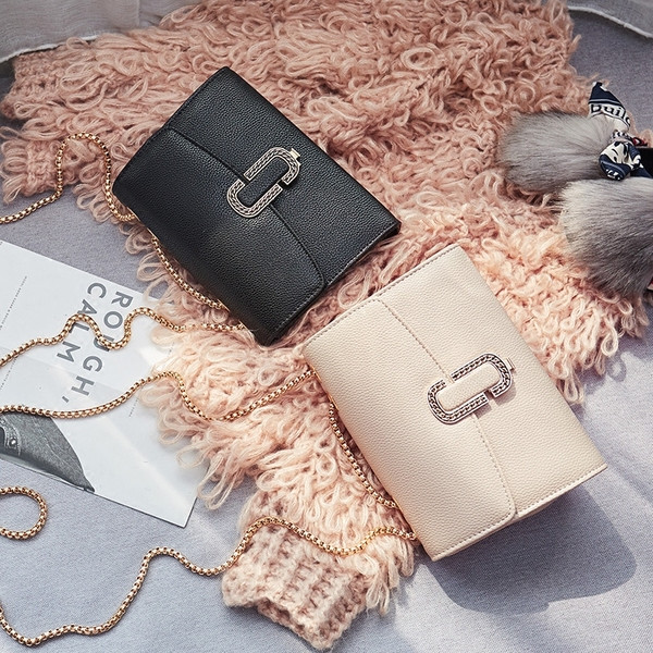 Γυναικεία τσάντα  σε δύο χρώματα με μεγάλη μεταλλική  λαβή 