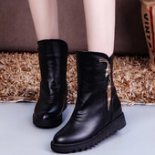 Μοντέρνες γυναικείες δερμάτινες μπότες σε δύο χρώματα με διακόσμηση