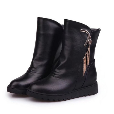 Μοντέρνες γυναικείες δερμάτινες μπότες σε δύο χρώματα με διακόσμηση