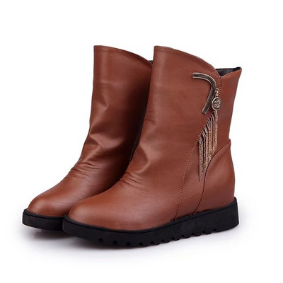 Μοντέρνες γυναικείες δερμάτινες μπότες σε δύο χρώματα με διακόσμηση