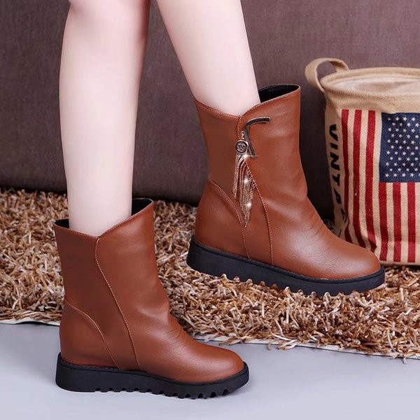 Μοντέρνες γυναικείες δερμάτινες μπότες σε δύο χρώματα με διακόσμηση