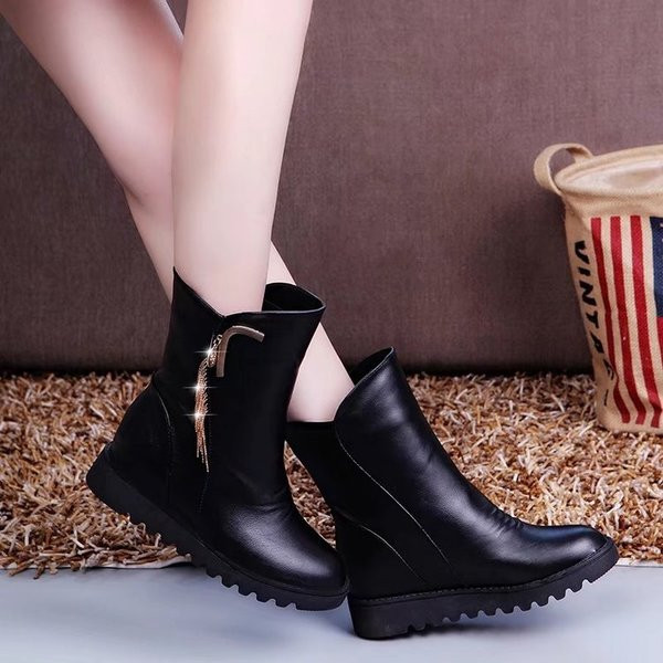 Μοντέρνες γυναικείες δερμάτινες μπότες σε δύο χρώματα με διακόσμηση