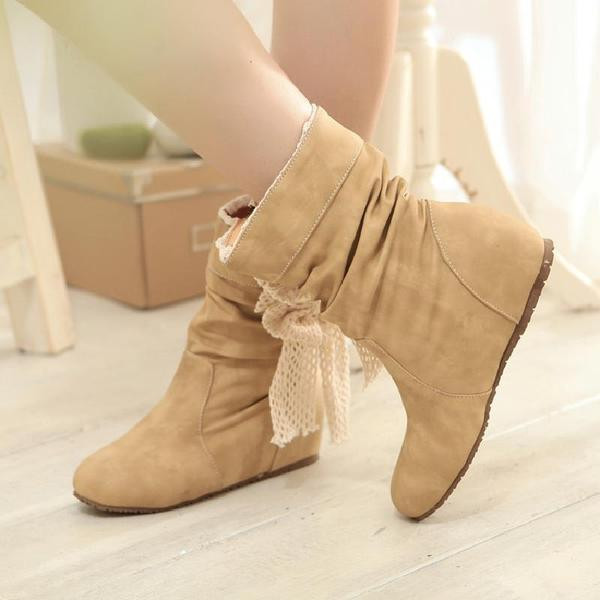 Μοντέρνες μπότες  για το φθινοπώρο με κορδέλα δαντέλας σε τρία χρώματα