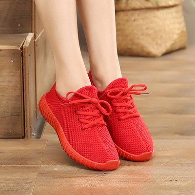 Μοντέρνα γυναικεία αθλητικά παπούτσια σε μαύρο και κόκκινο χρώμα