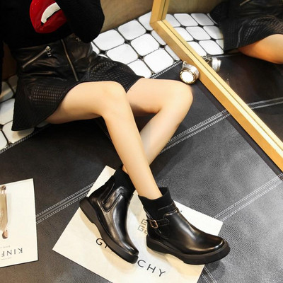 Καθημερινές γυναικείες μπότες με πόρπη σε μαύρο και άσπρο χρώμα