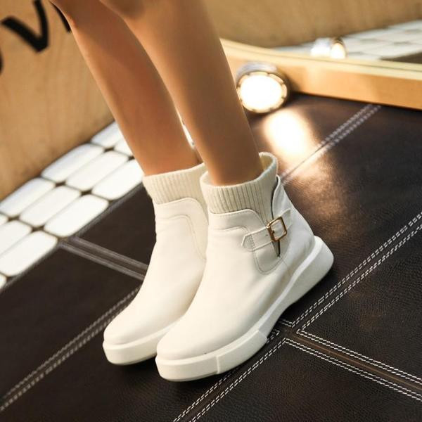 Καθημερινές γυναικείες μπότες με πόρπη σε μαύρο και άσπρο χρώμα