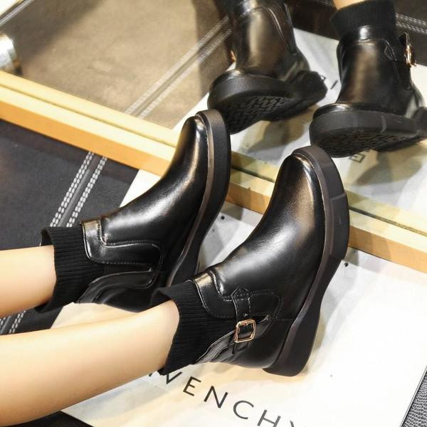 Καθημερινές γυναικείες μπότες με πόρπη σε μαύρο και άσπρο χρώμα