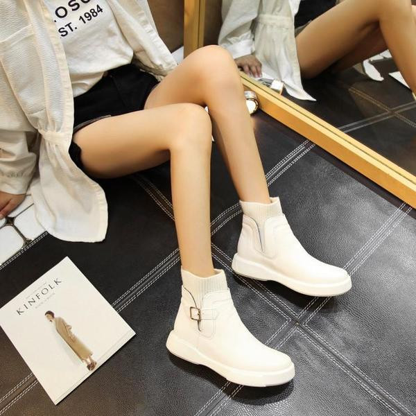 Καθημερινές γυναικείες μπότες με πόρπη σε μαύρο και άσπρο χρώμα