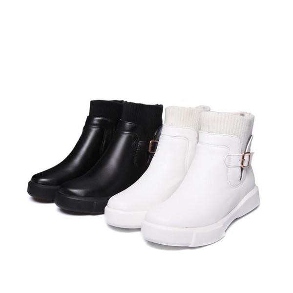 Καθημερινές γυναικείες μπότες με πόρπη σε μαύρο και άσπρο χρώμα