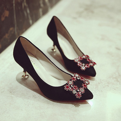 Μοντέρνα γυναικεία παπούτσια με μεταλλική πόρπη σε διάφορα χρώματα