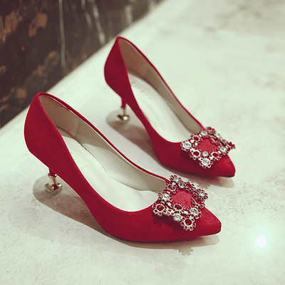 Μοντέρνα γυναικεία παπούτσια με μεταλλική πόρπη σε διάφορα χρώματα