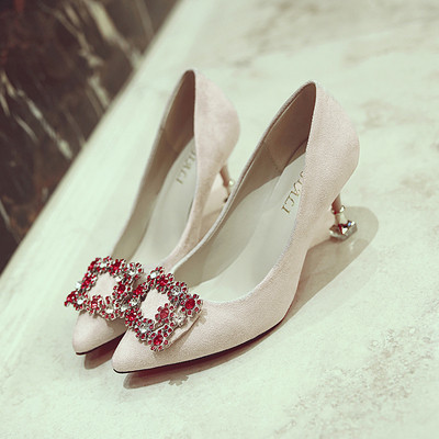 Μοντέρνα γυναικεία παπούτσια με μεταλλική πόρπη σε διάφορα χρώματα