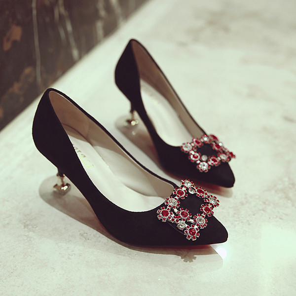 Μοντέρνα γυναικεία παπούτσια με μεταλλική πόρπη σε διάφορα χρώματα