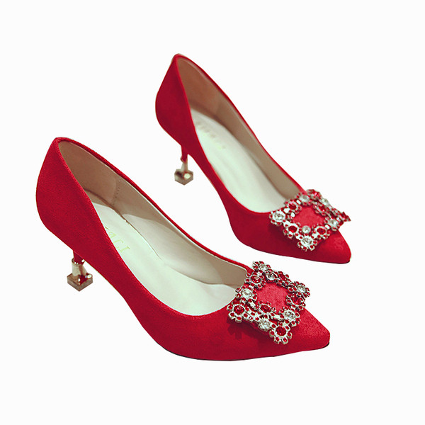 Μοντέρνα γυναικεία παπούτσια με μεταλλική πόρπη σε διάφορα χρώματα