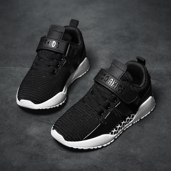 Adidași sport pentru copii cu autocolante în negru și roșu