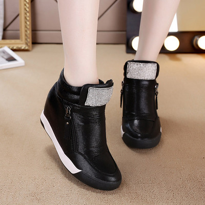 Дамски кецове в бял и черен цвят - няколко модела