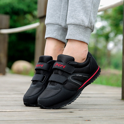 Ανδρικά πάνινα παπούτσια σε δύο μοντέλα με λουράκια βελκρό  κατάλληλα για τη καθημερινή ζωή