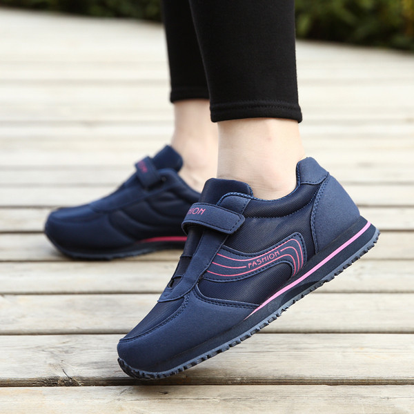 Ανδρικά πάνινα παπούτσια σε δύο μοντέλα με λουράκια βελκρό  κατάλληλα για τη καθημερινή ζωή