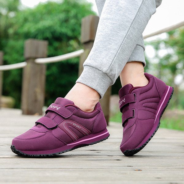 Ανδρικά πάνινα παπούτσια σε δύο μοντέλα με λουράκια βελκρό  κατάλληλα για τη καθημερινή ζωή