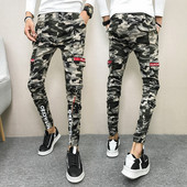 Pantaloni sport și casual pentru bărbați în model de camuflaj cu inscripție