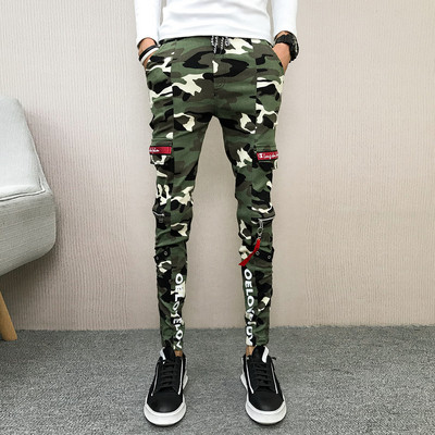 Pantaloni sport și casual pentru bărbați în model de camuflaj cu inscripție