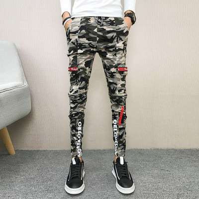 Pantaloni sport și casual pentru bărbați în model de camuflaj cu inscripție