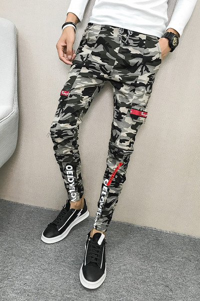 Pantaloni sport și casual pentru bărbați în model de camuflaj cu inscripție