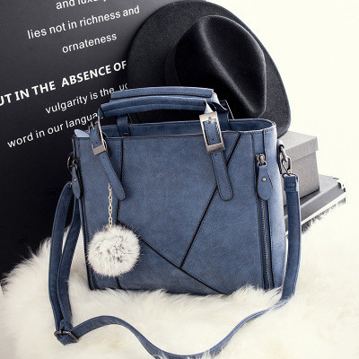 Geanta de dama moderna cu accesoriu puf in mai multe culori