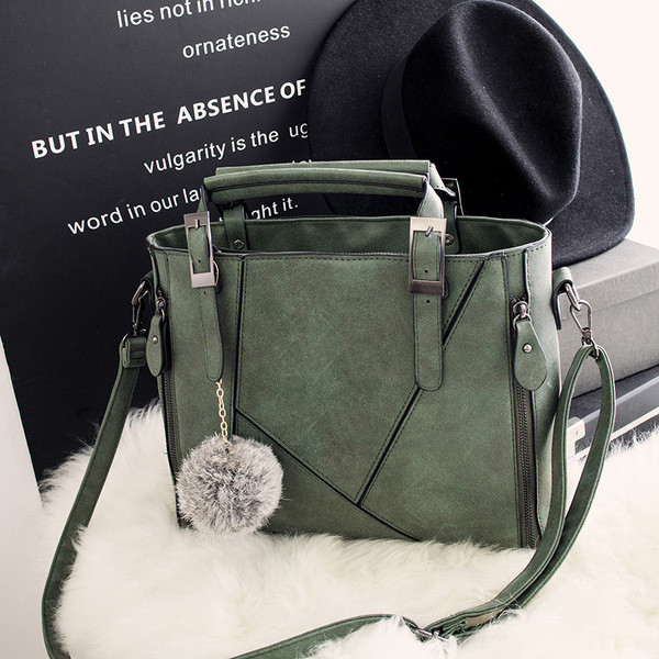 Geanta de dama moderna cu accesoriu puf in mai multe culori