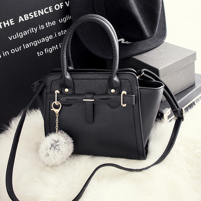 Γυναικεία τσάντα με αξεσουάρ σε δύο χρώματα