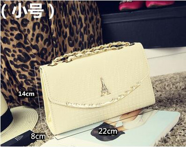 Κομψή γυναικεία τσάντα με μεταλλικό στοιχείο