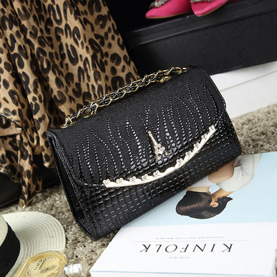 Κομψή γυναικεία τσάντα με μεταλλικό στοιχείο