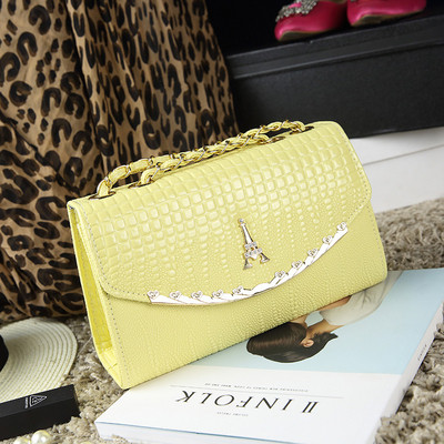 Κομψή γυναικεία τσάντα με μεταλλικό στοιχείο