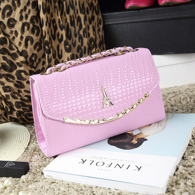 Κομψή γυναικεία τσάντα με μεταλλικό στοιχείο