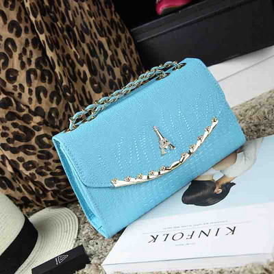 Κομψή γυναικεία τσάντα με μεταλλικό στοιχείο