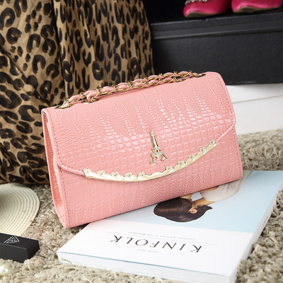 Κομψή γυναικεία τσάντα με μεταλλικό στοιχείο