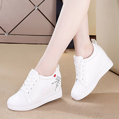 Μοντέρνα γυναικεία παπούτσια σε λευκό και μαύρο σε διάφορα μοντέλα