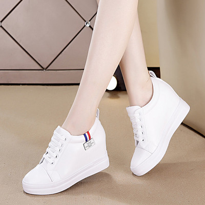 Μοντέρνα γυναικεία παπούτσια σε λευκό και μαύρο σε διάφορα μοντέλα