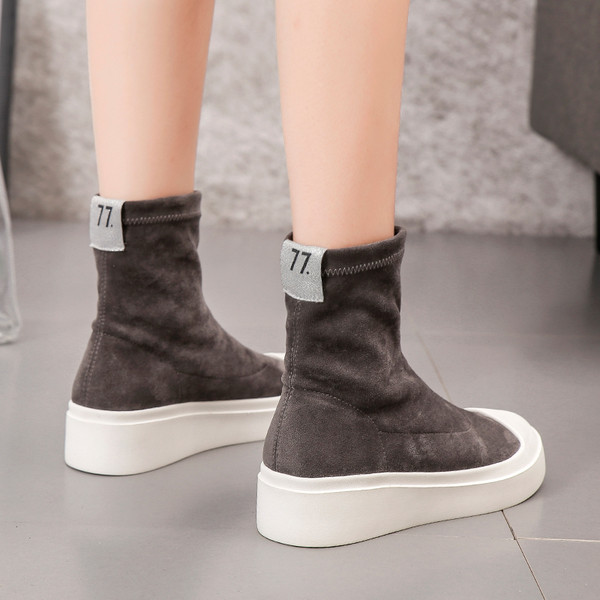 Αθλητικές κομψές γυναικείες  μπότες σε δύο χρώματα