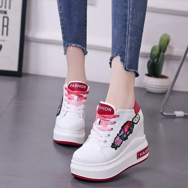 Κομψά γυναικεία παπούτσια  με κεντήματα σε τρία χρώματα