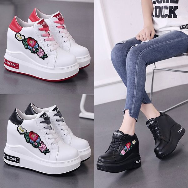 Κομψά γυναικεία παπούτσια  με κεντήματα σε τρία χρώματα