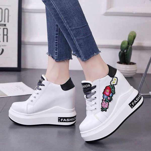 Κομψά γυναικεία παπούτσια  με κεντήματα σε τρία χρώματα